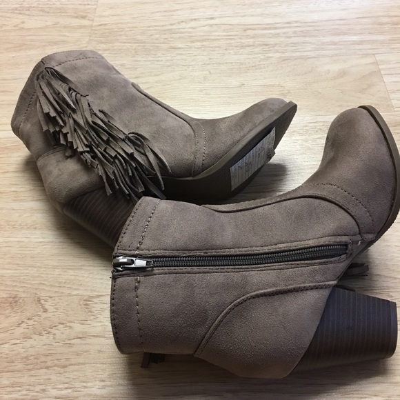 Ladies suede ankle boots with side fringe - Picture 3 of 5
